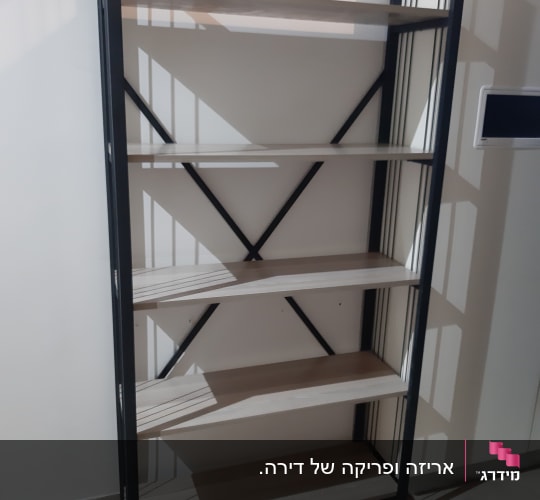מדף מתכת עם חמישה מדפים מעץ לארגון הבית
